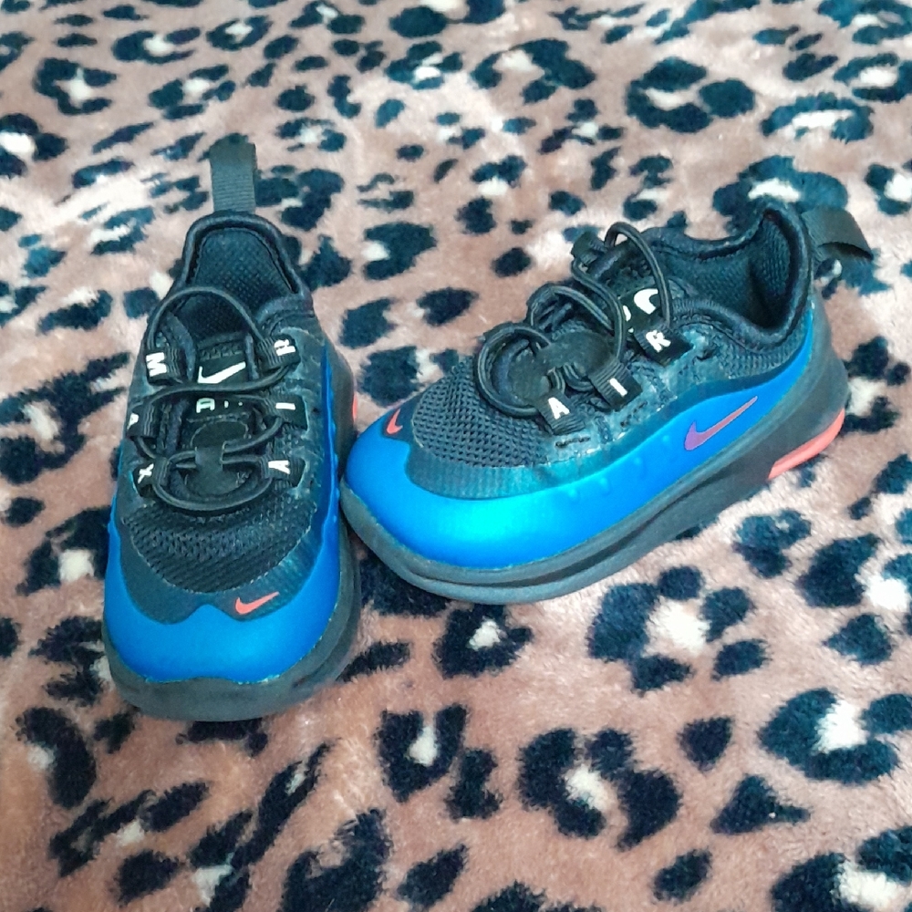 Nike Blue and Black Sneakers Modern Sporty Design